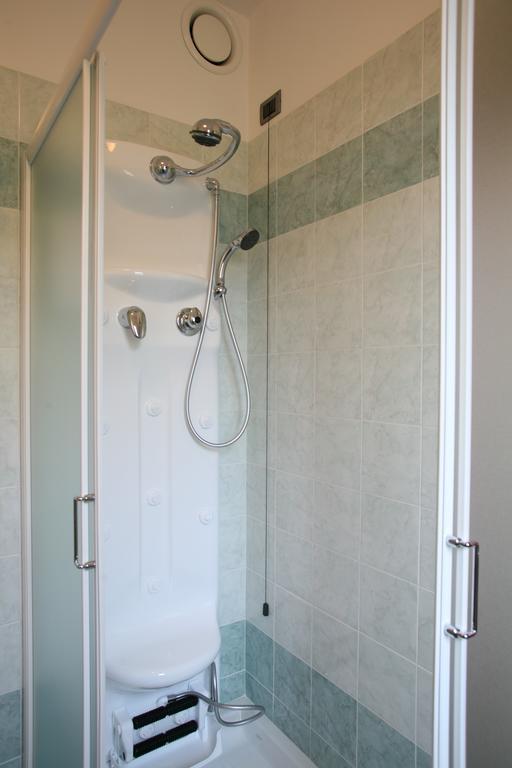 Hotel 5 Vie Almenno San Salvatore 部屋 写真