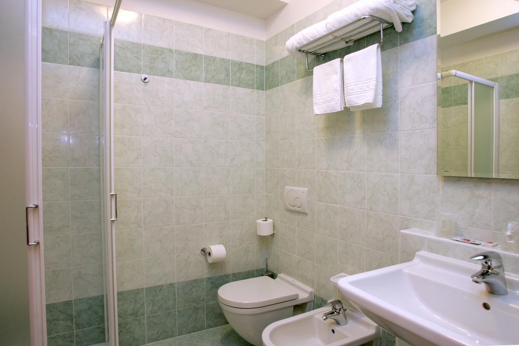 Hotel 5 Vie Almenno San Salvatore 部屋 写真