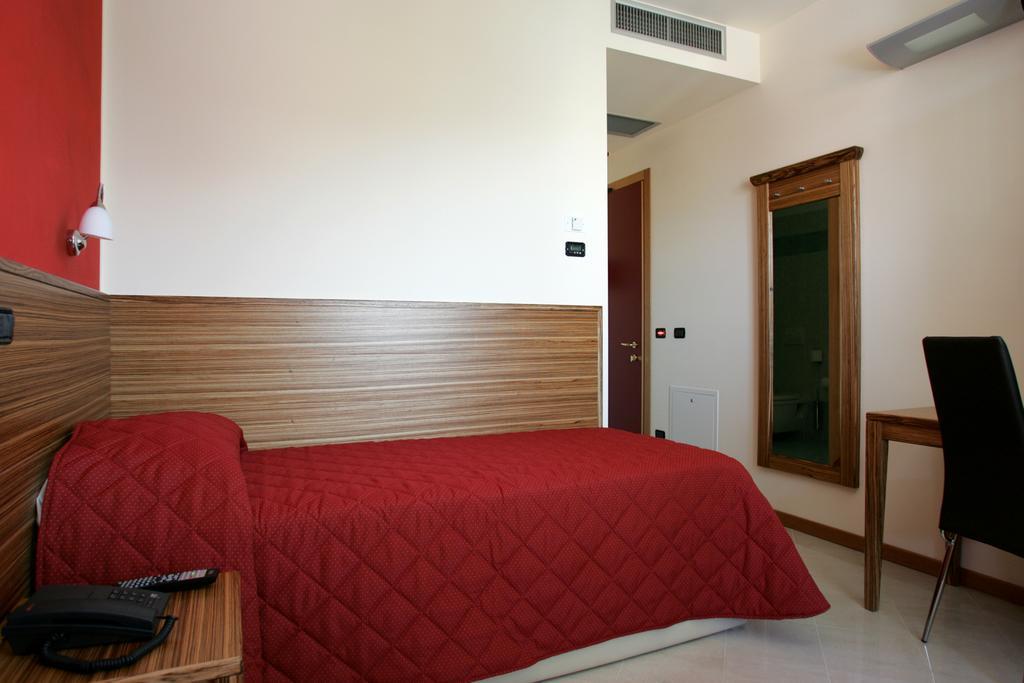Hotel 5 Vie Almenno San Salvatore 部屋 写真